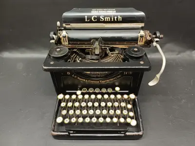 Antieke L.C. Smith & Corona typemachine – kavel bij De Kringwinkel, Ninove