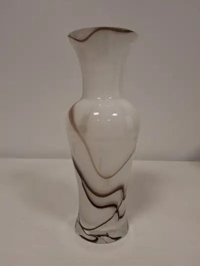 Vintage mondgeblazen opaline glazen vaas – kavel bij De Kringwinkel, Ronse