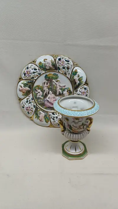 Set Capodimonte porselein met bord en vaas – kavel bij De Kringwinkel, Zottegem