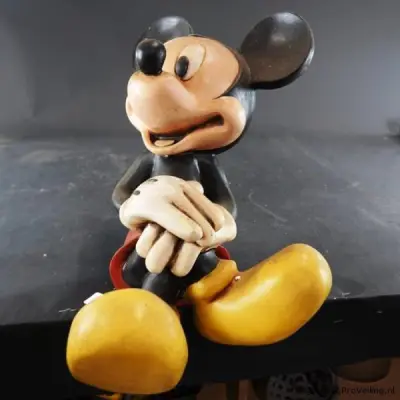 Origineel Disney Mickey Mouse-kantenhocker (zittend beeldje voor de rand van een kast of plank) van kunsthars (polyresin) uit de jaren 70 of 80, me… – kavel bij ProVeiling, Wagenin