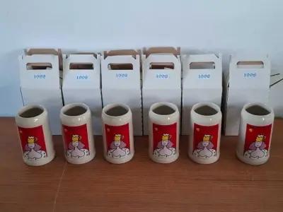 6 Oktoberfestkrüge ohne Zinndeckel Jahreskrüge 1998, Hersteller: Rastal – kavel bij Zoll-Auktion, München