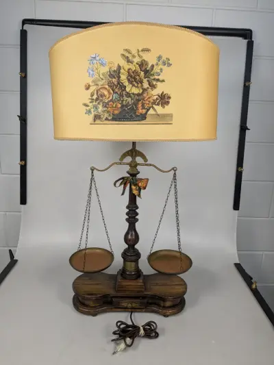 Decoratieve vintage tafellamp met weegschaalmodel en bloemenkap – kavel bij De Kringwinkel, Sint-Niklaas
