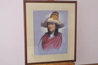 Ingelijste werk van vrouw met traditionele hoed'' – kavel bij GSD Auctions, Zoeterwoude