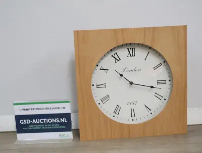 Wandklok met houten omlijsting'' – kavel bij GSD Auctions, Zoeterwoude