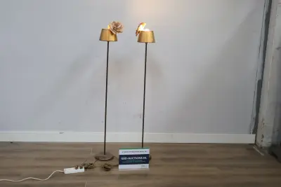 Set van twee vloerlampen met gouden kap'' – kavel bij GSD Auctions, Zoeterwoude