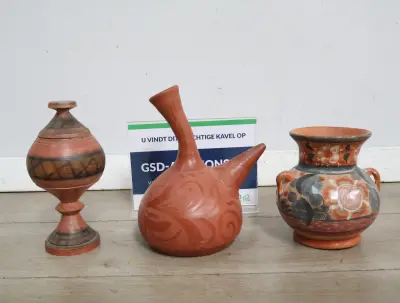 Set van drie aardewerken vazen en kannen'' – kavel bij GSD Auctions, Zoeterwoude