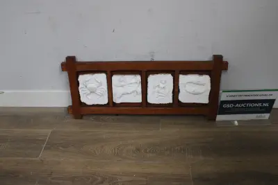 Houten lijst met vier reliëfs van sterrenbeelden'' – kavel bij GSD Auctions, Zoeterwoude
