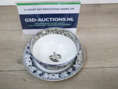 Set schaal en bord met decoratief bloemmotief'' – kavel bij GSD Auctions, Zoeterwoude