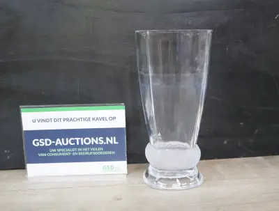Glazen vaas met decoratieve voet'' – kavel bij GSD Auctions, Zoeterwoude