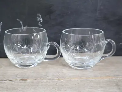 Set van 2 glazen koppen met gegraveerd patroon'' – kavel bij GSD Auctions, Zoeterwoude