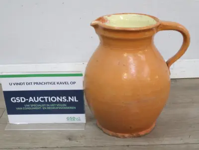 Aardewerk kruik met schenktuit'' – kavel bij GSD Auctions, Zoeterwoude