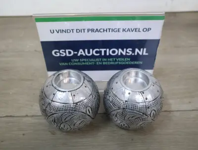 Set van 2 zilverkleurige metalen theelichthouders'' – kavel bij GSD Auctions, Zoeterwoude