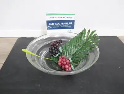 Glazen schaal met kunstfruit en blad'' – kavel bij GSD Auctions, Zoeterwoude