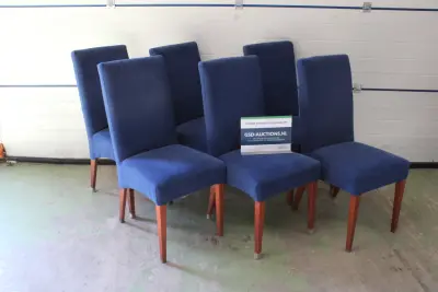 Set van zes blauwe eetkamerstoelen'' – kavel bij GSD Auctions, Zoeterwoude