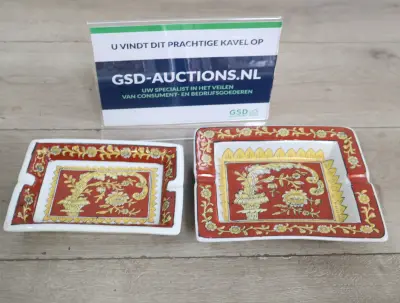 Set van twee rood met goud versierde asbakken'' – kavel bij GSD Auctions, Zoeterwoude