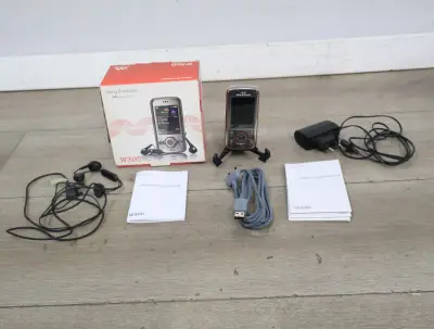 Sony Ericsson W395 mobiele telefoon met accessoires'' – kavel bij GSD Auctions, Zoeterwoude