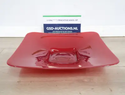 Rode vierkante glazen schaal'' – kavel bij GSD Auctions, Zoeterwoude
