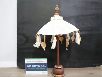 Decoratieve tafellamp met stoffen kap en kwasten'' – kavel bij GSD Auctions, Zoeterwoude