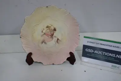 Decoratieve schaal met kinderportret'' – kavel bij GSD Auctions, Zoeterwoude