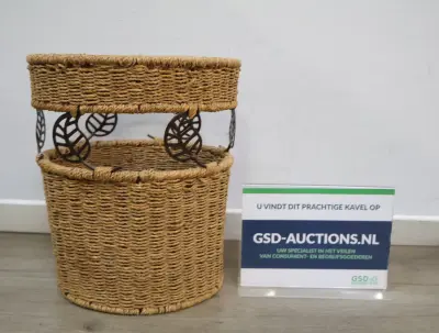 Rieten mand met metalen bladdecoratie'' – kavel bij GSD Auctions, Zoeterwoude