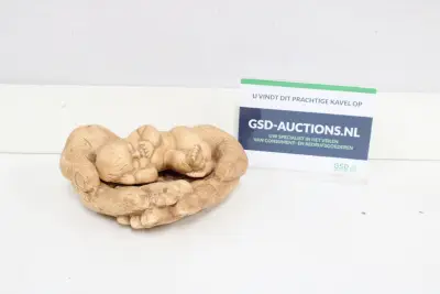 Beeld van slapende baby in handen'' – kavel bij GSD Auctions, Zoeterwoude