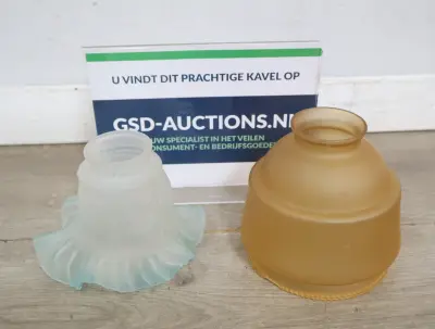 Set van twee vintage glazen lampenkappen'' – kavel bij GSD Auctions, Zoeterwoude