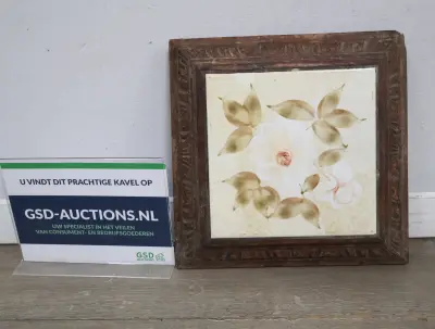 Tegel met bloemenmotief in houten lijst'' – kavel bij GSD Auctions, Zoeterwoude