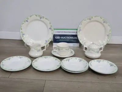 Set servies met druivenpatroon'' – kavel bij GSD Auctions, Zoeterwoude