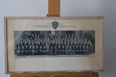 Ingelijste groepsfoto Downing College 1958'' – kavel bij GSD Auctions, Zoeterwoude