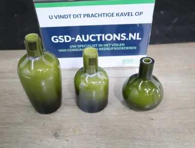 Set van 3 groene glazen vazen'' – kavel bij GSD Auctions, Zoeterwoude