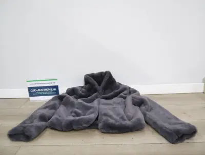 Grijze korte Kunst-bontjas'' – kavel bij GSD Auctions, Zoeterwoude