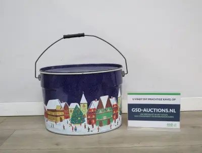 Metalen kerstblik met winterse dorpse scene'' – kavel bij GSD Auctions, Zoeterwoude