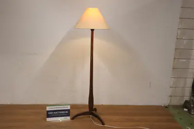 Houten vloerlamp met stoffen lampenkap – kavel bij GSD Auctions, Zoeterwoude