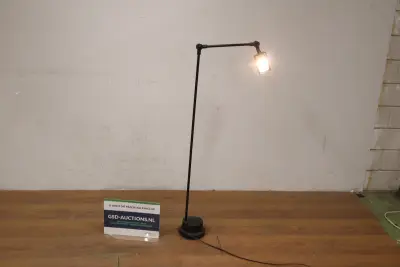 Zwarte metalen verstelbare vloerlamp – kavel bij GSD Auctions, Zoeterwoude