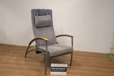 Grijze comfortabele relaxstoel met houten armleuning – kavel bij GSD Auctions, Zoeterwoude