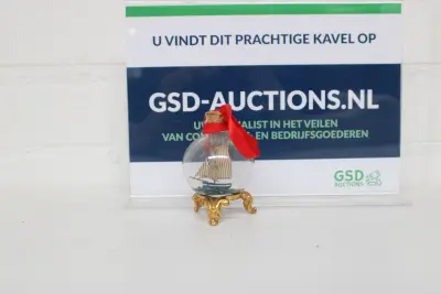 Miniatuur boot in glazen bol – kavel bij GSD Auctions, Zoeterwoude