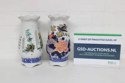 Set van 2 decoratieve vazen met bloemen- en vogelmotief – kavel bij GSD Auctions, Zoeterwoude