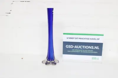 Blauwe glazen vaas met brede voet – kavel bij GSD Auctions, Zoeterwoude