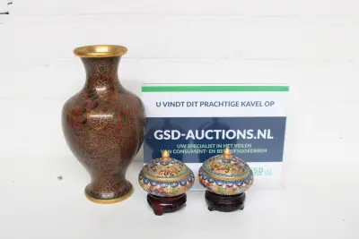 Cloisonné vaas met 2 bijpassende dekselvaasjes – kavel bij GSD Auctions, Zoeterwoude