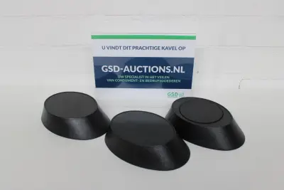 Set van drie zwarte kunststof displaystandaards – kavel bij GSD Auctions, Zoeterwoude