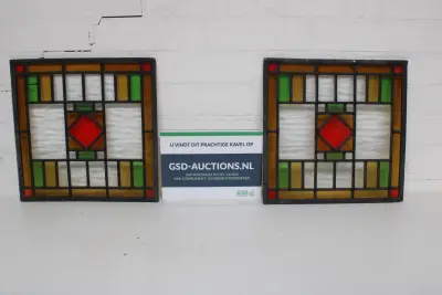 Set van 2 antieke gekleurde glas-in-lood ramen – kavel bij GSD Auctions, Zoeterwoude