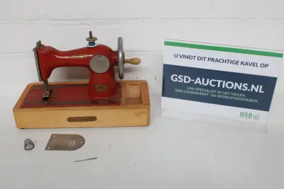 Vintage rode kindernaaimachine – kavel bij GSD Auctions, Zoeterwoude