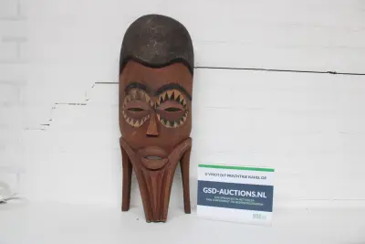 Houten Afrikaans masker met geschilderde details – kavel bij GSD Auctions, Zoeterwoude