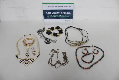 Mix van sieraden en kettingen – kavel bij GSD Auctions, Zoeterwoude