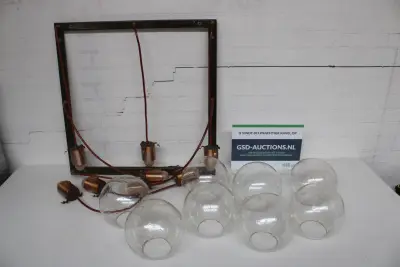 Plafondlamp met een metalen frame en glazen bollen – kavel bij GSD Auctions, Zoeterwoude