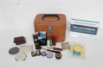 Vintage bruine make-up koffer met cosmetica en accessoires – kavel bij GSD Auctions, Zoeterwoude