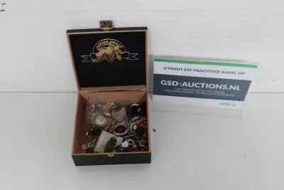 Houten sieradendoos van Coffee Break met accessoires – kavel bij GSD Auctions, Zoeterwoude