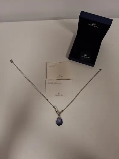 Swarovski ketting met blauwe steen en certificaat – kavel bij De Kringwinkel, Ronse