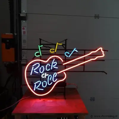 Neonreclame in de vorm van een elektrische gitaar met de tekst – kavel bij ProVeiling, Wageningen