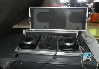 DJ-draaitafel met flightcase – kavel bij Nl.clicpublic